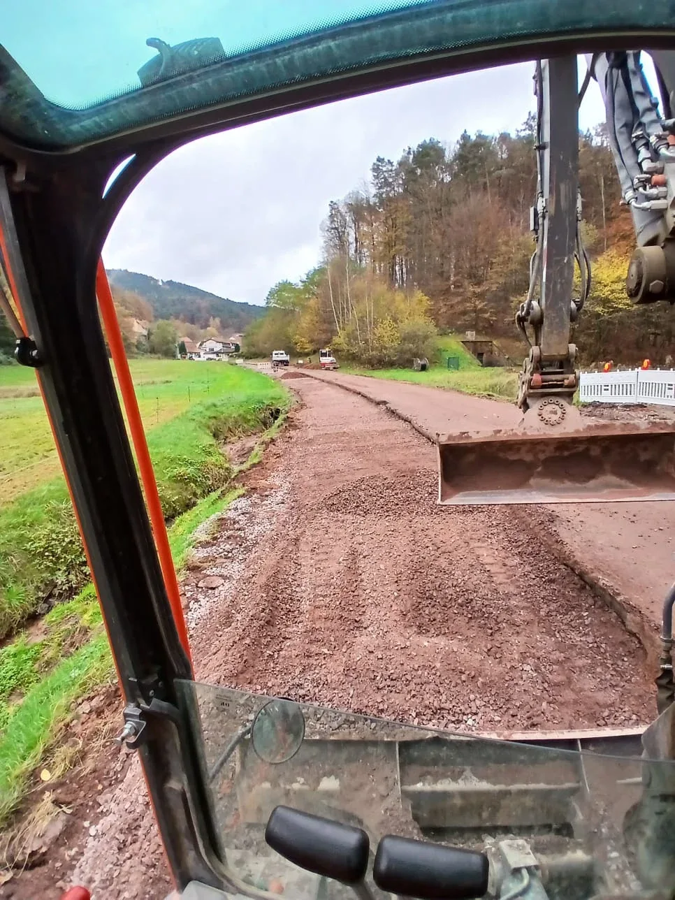 Baustelle mit Bagger und Pflasterarbeiten von FEDEK BAU in Göllheim